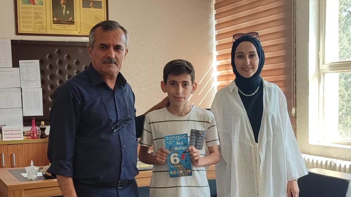 3X3X3 RUBİK KÜPÜ YARIM DAKİKADA YAPAN ÖĞRENCİMİZE ÖDÜL VERİLDİ