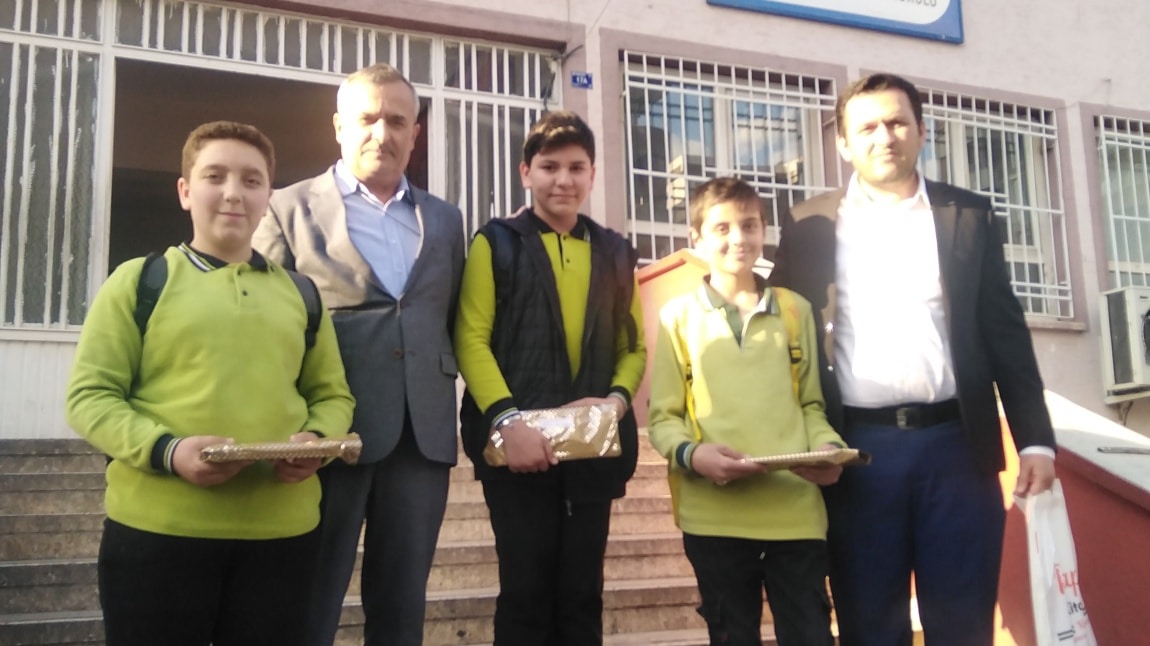 EN ÇOK KİTAP OKUYAN ÖĞRENCİLERİMİZ ÖDÜLLENDİRİLDİ